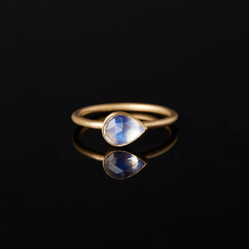 RMR26-OOAK | 0.89 Carat One-of-a-Kind Rainbow Moonstone Ring